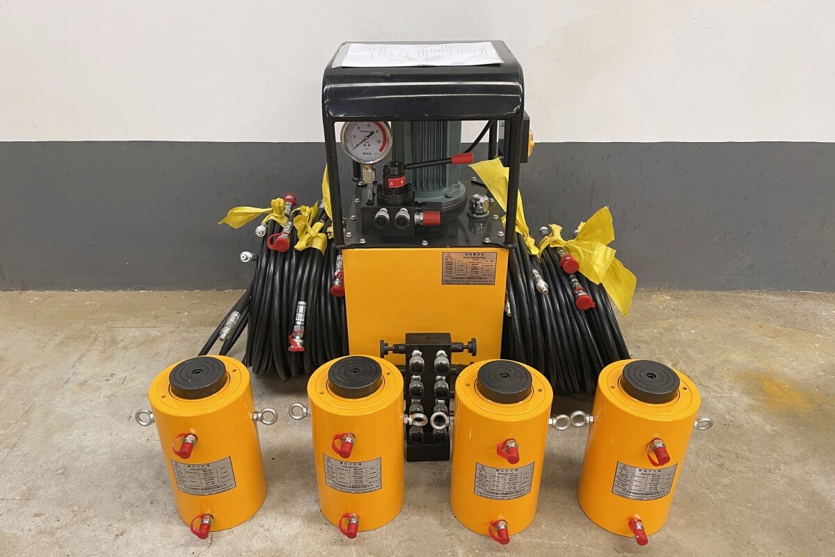 Double acting hydraulic jack with oil pump