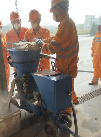 Refractory gunning machine for spraying refractory