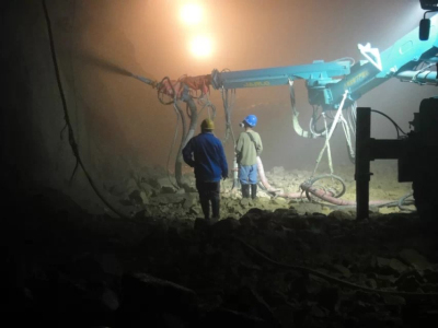 shotcrete machine with robotic spraying arm 