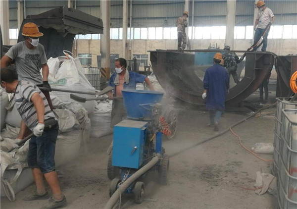 Refractory gunite machine for spraying refractory