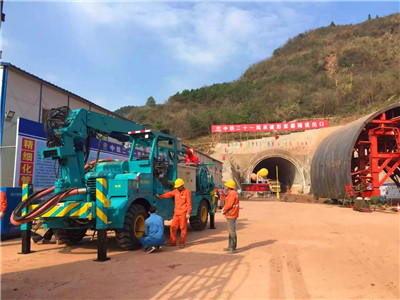 Robotic shotcrete machine for mining