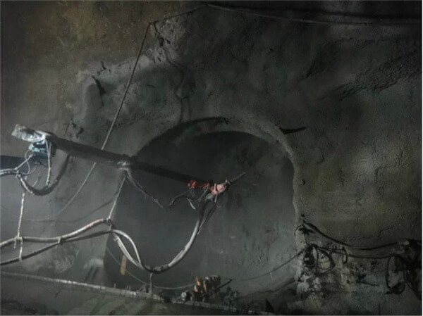 shotcrete machine with spraying arm used for tunnel