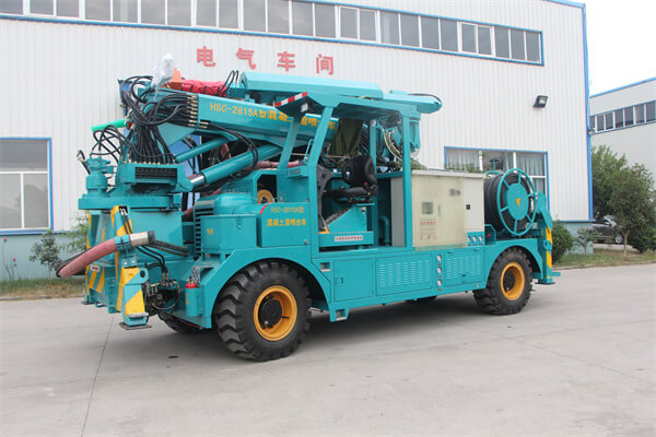 robotic shotcrete machine with spray arm