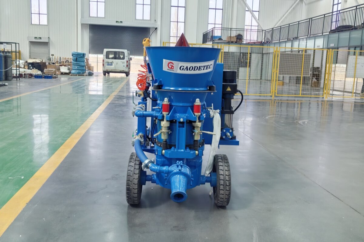 Gunning machine for refractory lining