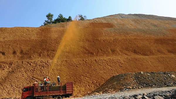 hydroseeder for spraying seeds at mining sites