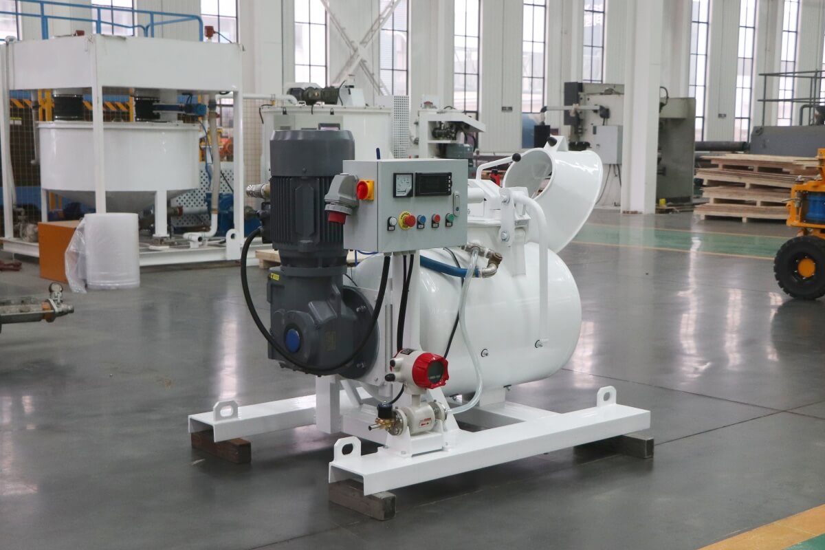 Pneumatic pump for semi-dry screeds