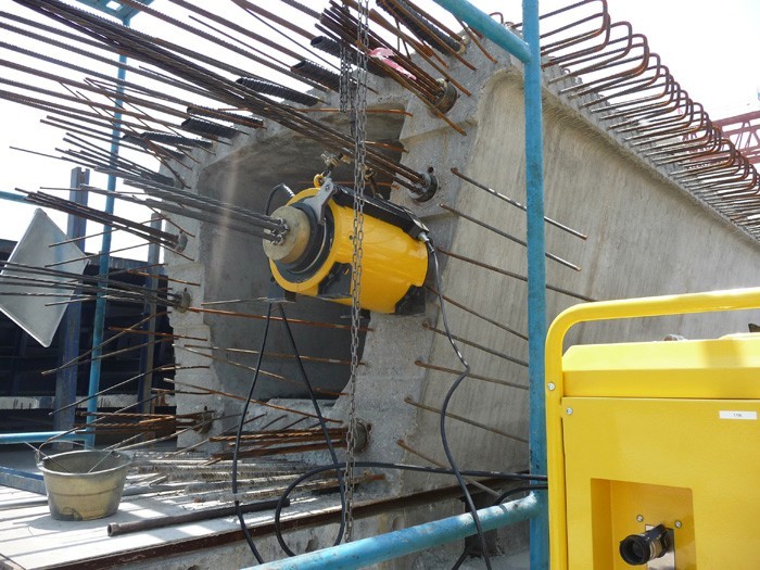 use of prestressed hydraulic jack