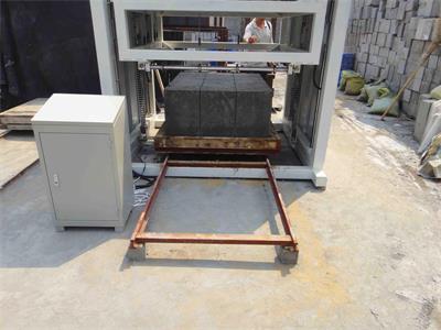 Lightweight concrete blocks cutting machine