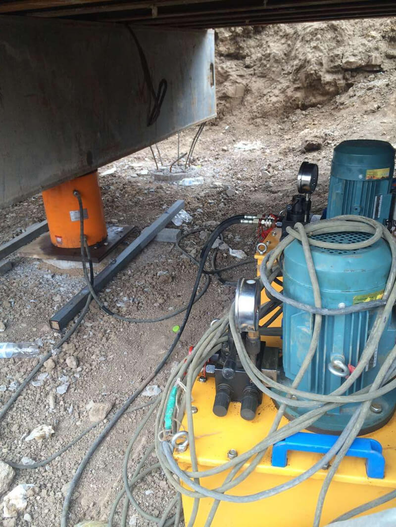 hydraulic  jack for lifting bridge
