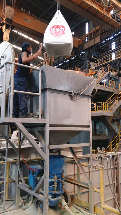 Refractory gunning machine spraying refractory