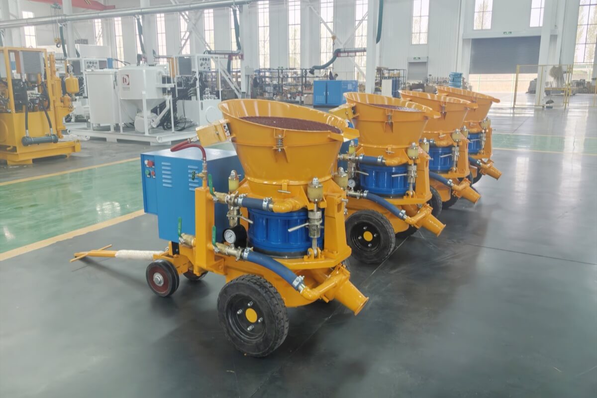Small-sized mining equipment for gunning tunnels