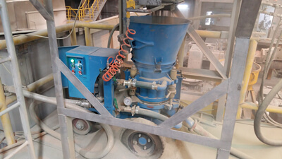 Shotcrete machine for castable refractories