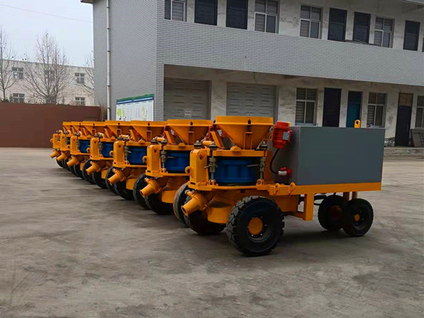 Wet concrete spraying machine