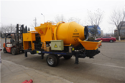 Mobile concrete mixer with pump