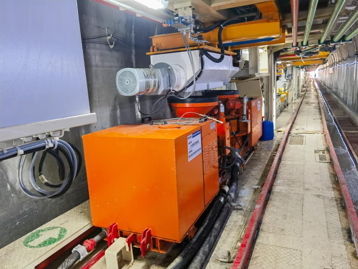Wet & dry sprayed concrete linings and convey pea-gravel machine in tunnel project