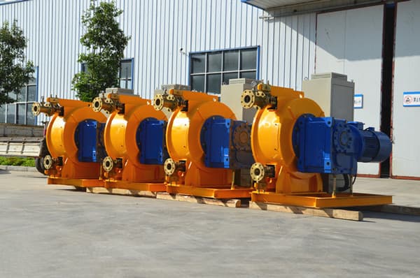 peristaltic squeeze pump for conveying concrete