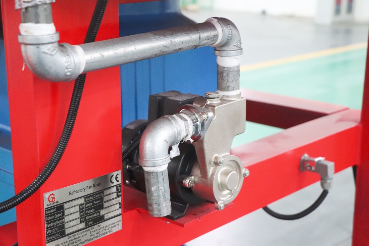 Water pump of refractory pan mixer