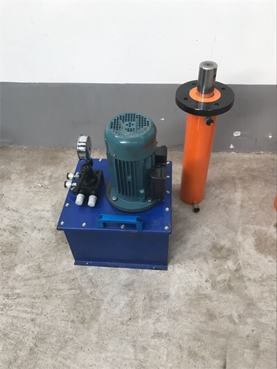 Hydraulic jack with oil pump