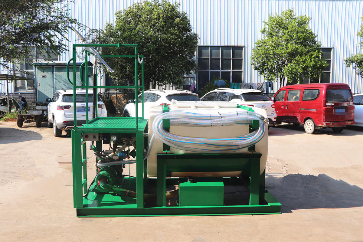 Hydroseeder with polyethylene tank for sale to Russia