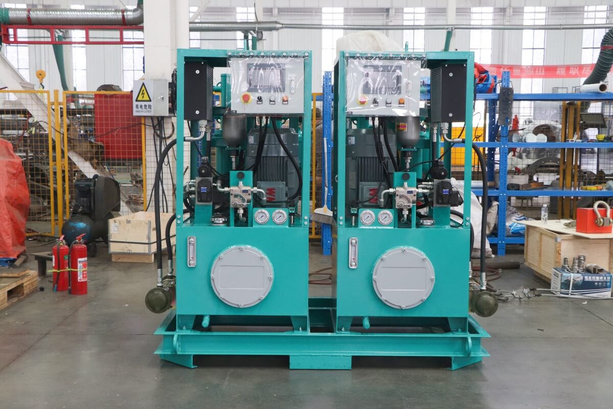 Fully hydraulic duplex plunger pump