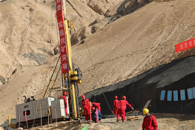 The crawler drilling rig adopts full hydraulic driving, traveling with crawlers itself. The drill head is driven by variable motor with function of two-speed mechanical gear shifts, stepless speed change with an advanced and simple structure. The rotator is fed and driven with a system connecting the spindle and oil cylinder with chain. The system has the function, if the piston rods of oil cylinder moving one certain distance, the drill head moving will double the distance. The mast could be adjusted within the range of angle 0 to 90 degree for its drilling hole with a low center of gravity and good stability of the overall unit. The crawler drilling rig provides operator with a nice field of vision and wide and comfortable working condition. The hydraulic crawler drill rig looks pretty in overall structure and embodies the design thought of people oriented.
Advantages
(1)	Reliable Performance
Basing on the guideline of purchasing the critical auxiliary equipment internationally, the diesel engine, the hydraulic pump, the main valves, the motors, crawler reducers and key hydraulic spare parts are all adopted famous brands products at home and abroad.
(2)	 High Efficiency Crawler Drilling Rig
With big torque, high power unit allocation and with reasonable structure design and advanced operation method and 6 meters (19.7 feet) length of drill rod, all these guarantee the drill rig's high operation and performance efficiency.
(3)	Environmental Protection Hydraulic Crawler Drill Rig
With lower pollution discharge of diesel engine, professional noise reducing design, the drill rig is suitable for urban operation and performance.
(4) Energy Saving Drilling Rig
Adopt the advanced load sensitive control technique, the drill rig has reduced the power consumption and heat generation to the lowest level.
With an elegant outline, compact structure, reliable performance and operation easily, it should be the priority equipment to be selected in the full hydraulic core drill rig of present market.
