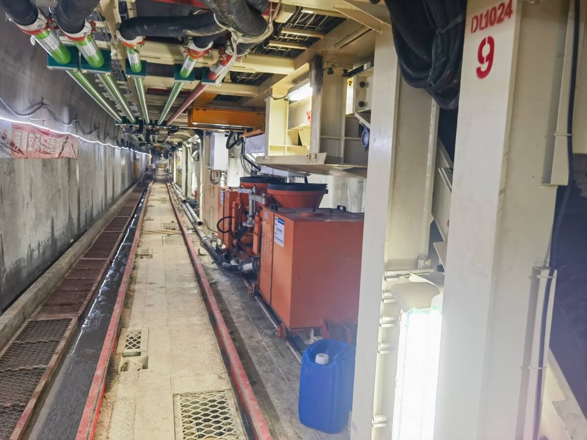 concrete linings and convey pea-gravel spraying machine for TBM