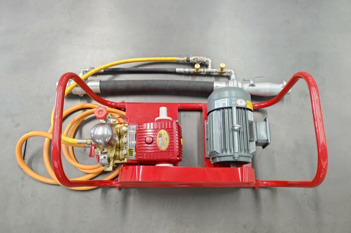 Water pump and pre-dampening nozzle