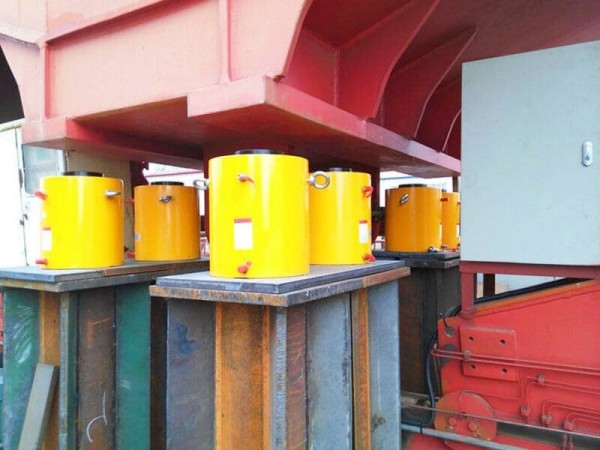 hydraulic jack for bridge jacking