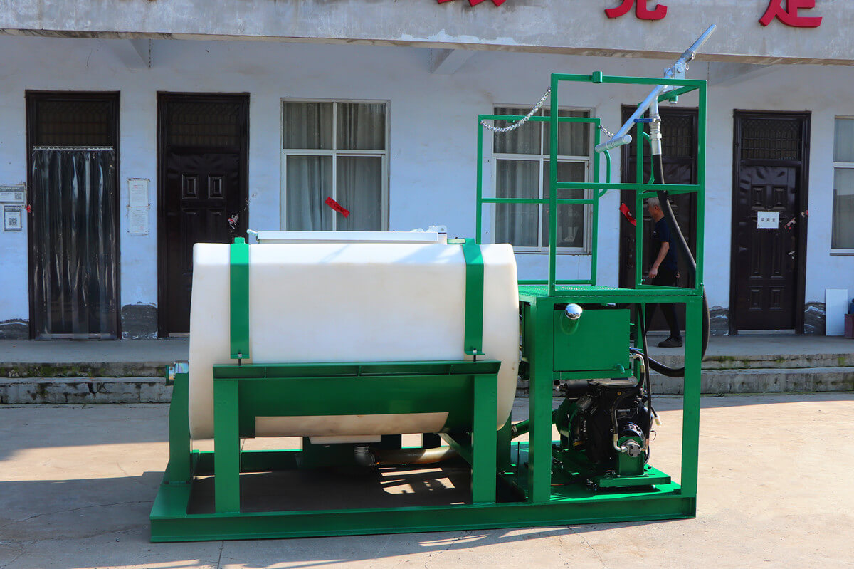 Hydroseeder with polyethylene tank