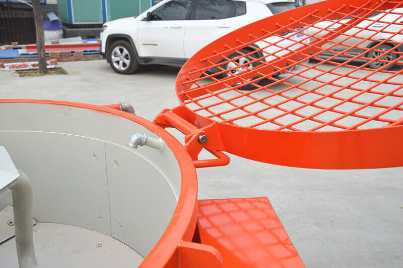 Refractory pan mixer with water pump