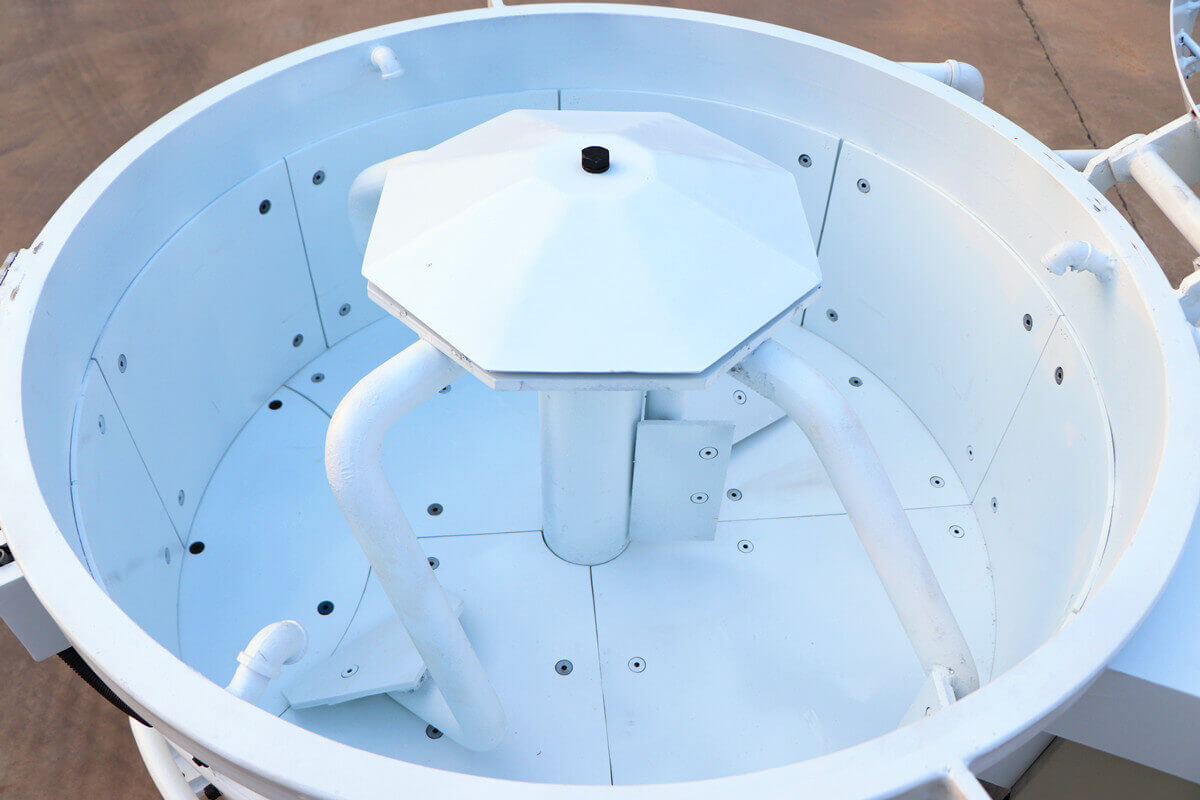 Internal structure of refractory pan mixer
