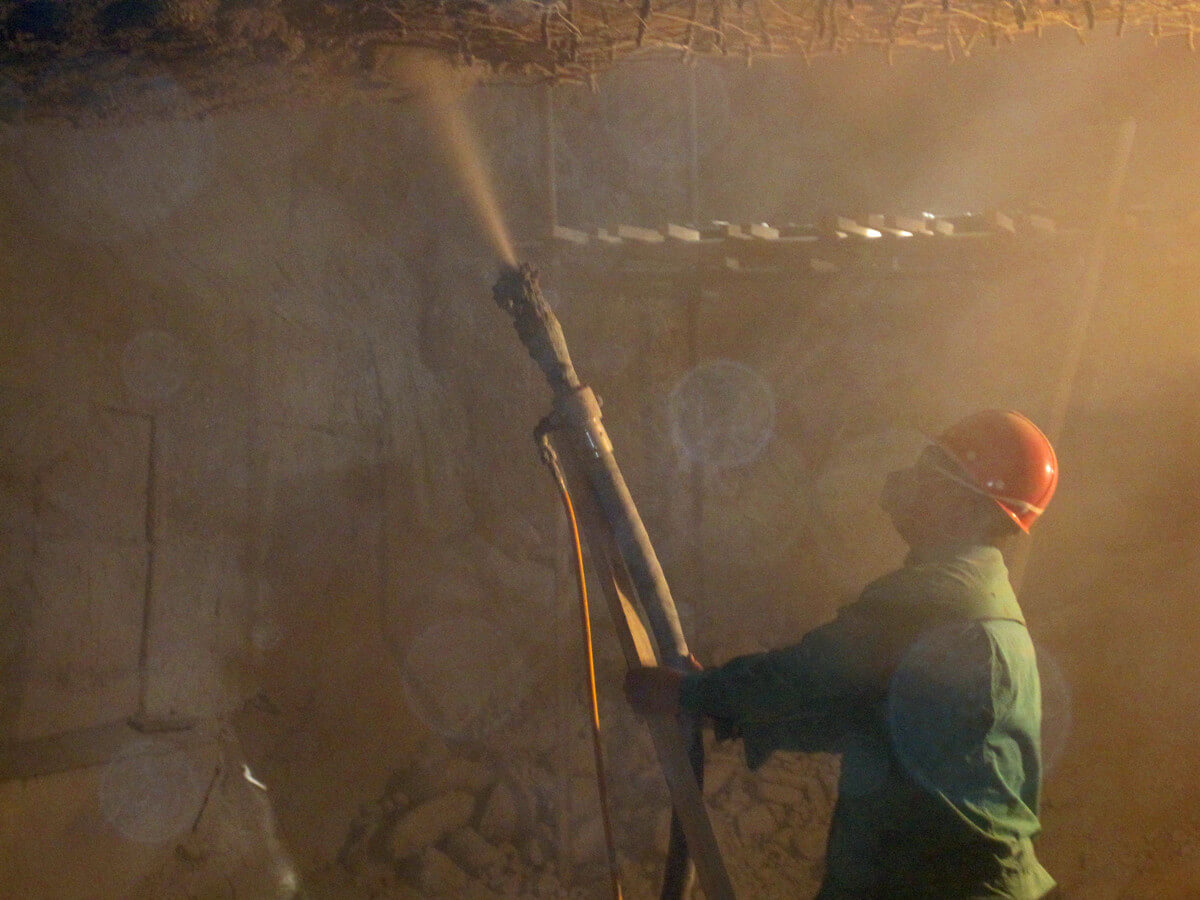 gunning machine for retaining and fire walls