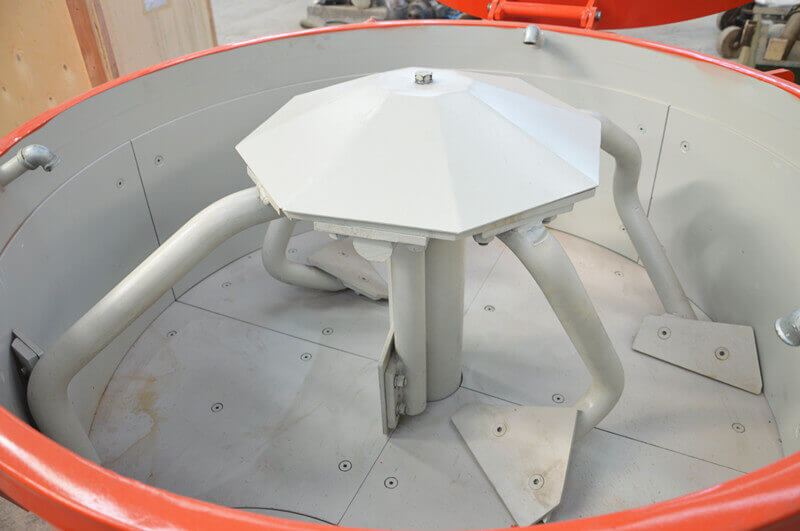Internal structure of refractory paddle mixer
