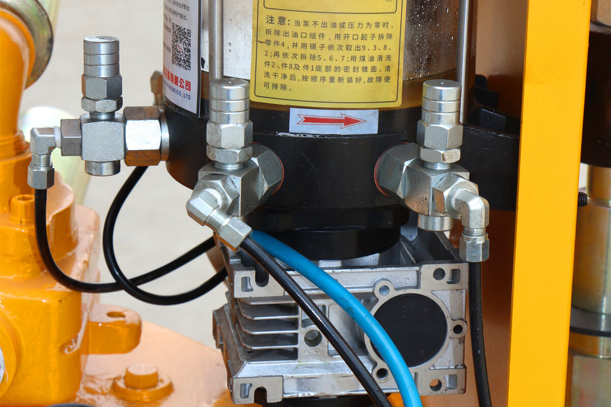 Pneumatic lubrication pump of gunning machine