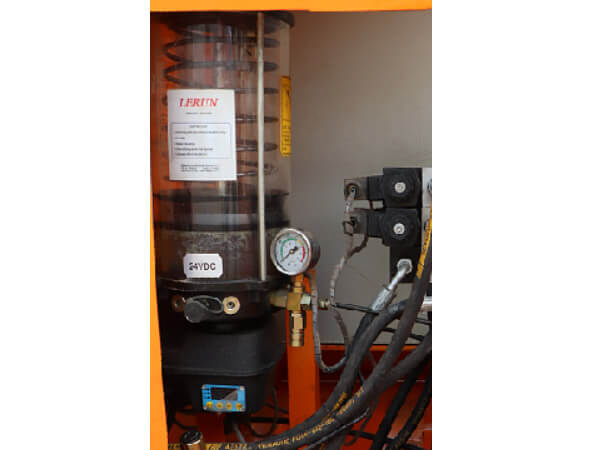 Rubber seal plate automatic lubricating pump with low lever sensor
