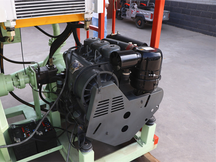 Diesel engine with air cooling hydroseeder 