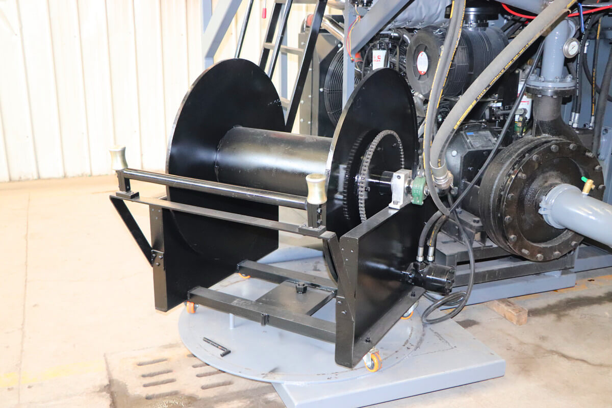 Swivelable hydraulic hose reel