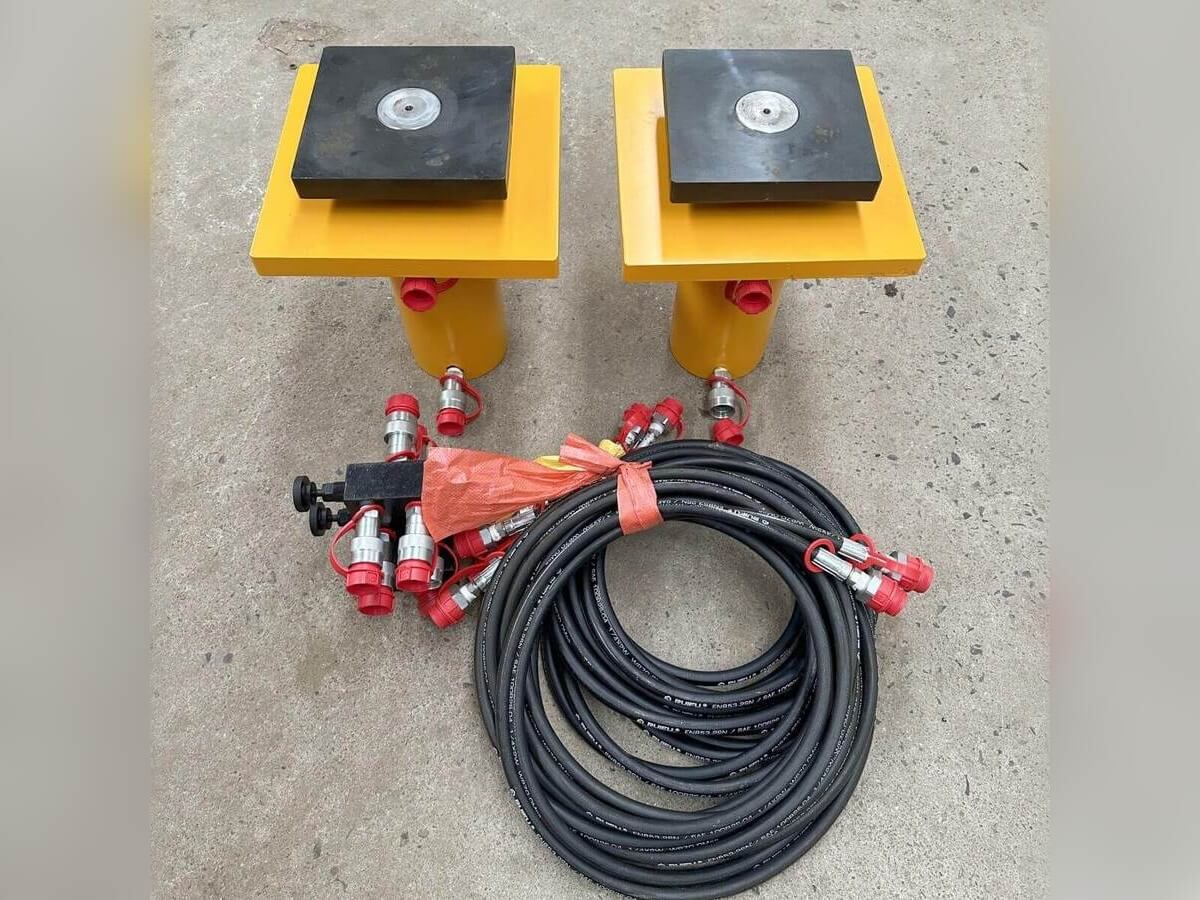 hydraulic jack with mounting flange