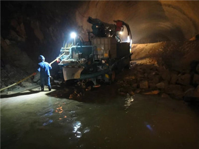 Concrete spray system used in tunnel