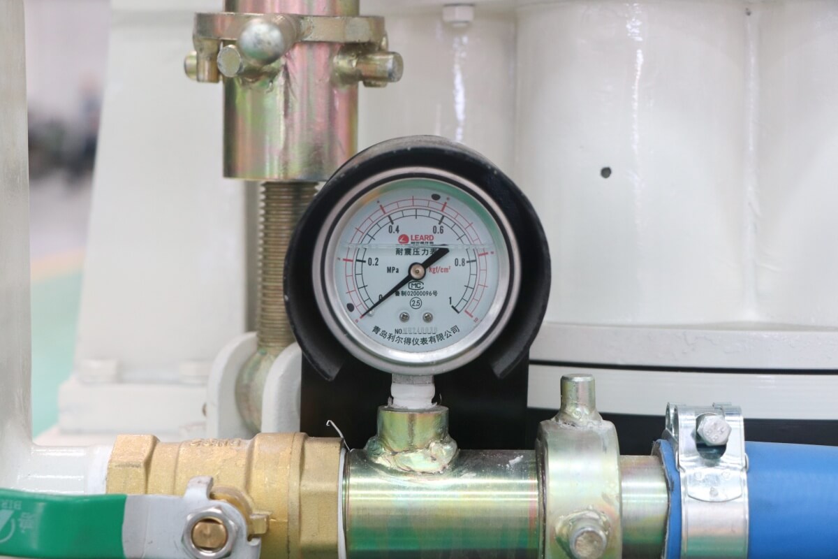 Shock-resistant pressure gauge of gunning machine