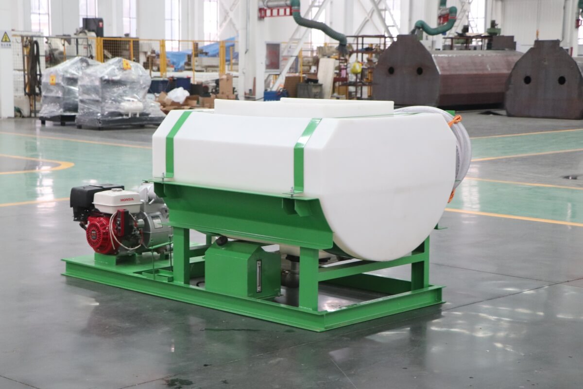 hydroseeder with polyethylene tank