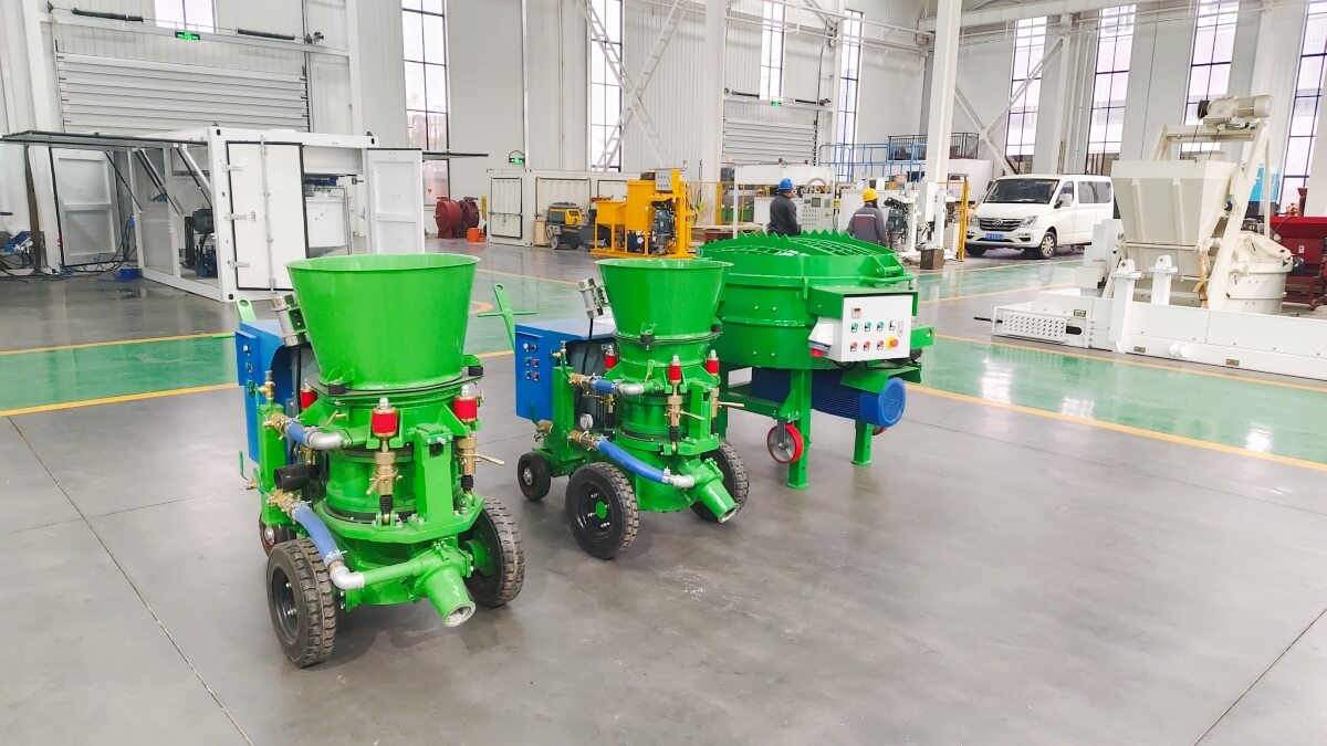 Refractory gunning machine driven by compressed air