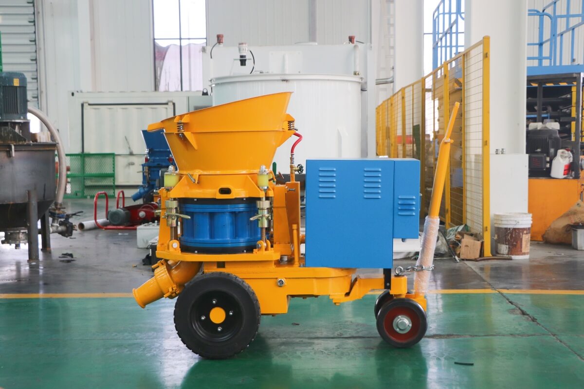 Small size concrete spraying machine
