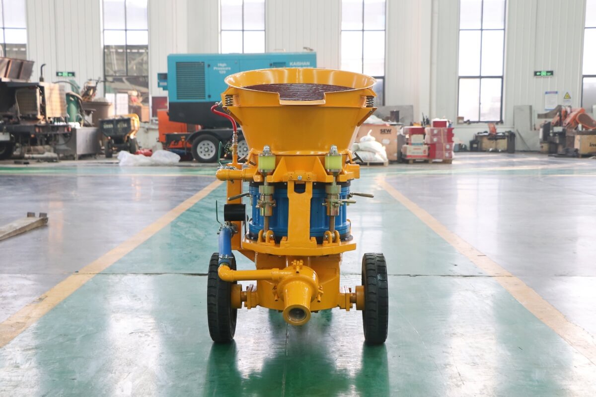Small size concrete spraying machine