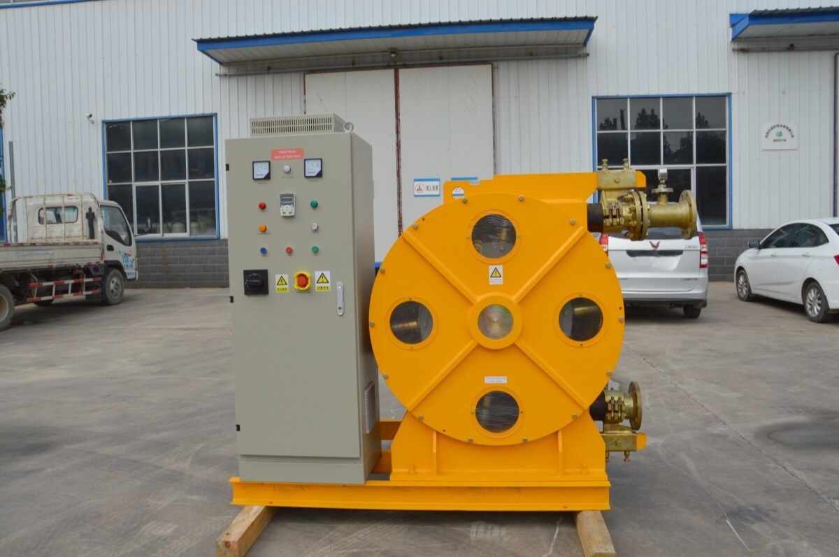 Hose pump for pumping foam concrete